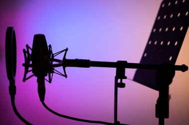 Ses stüdyosu büyük diyafram kardiyogram mikrofon, kulaklık ve profesyonel ses kayıt stüdyolarında kürsü.