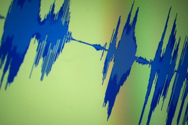 Stüdyo ses sanatçısı diyalog ses dalgalarını bilgisayar ekranında kaydediyor.