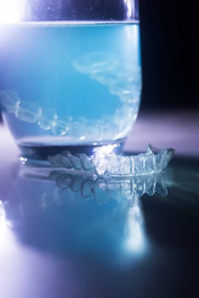 Moderní Neviditelné Závorky Rovnoběžky Používané Opravě Zarovnání Zubů Zubními Lékaři — Stock fotografie