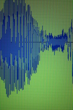 Stüdyo ses sanatçısı diyalog ses dalgalarını bilgisayar ekranında kaydediyor.
