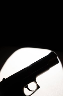 Otomatik 9mm tabanca silahı gerilim kitabı kapağı tasarım fotoğrafı.