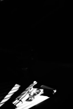 Otomatik 9mm tabanca silahı gerilim kitabı kapağı tasarım fotoğrafı.