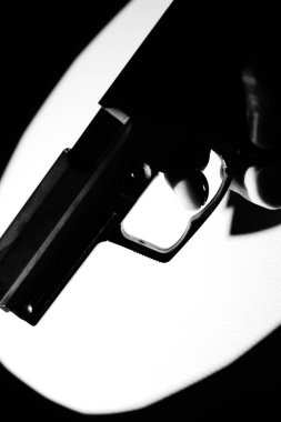 9mm 'lik silah tutan adamın eli polisiye roman kapağı tasarım fotoğrafı..