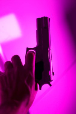 9mm 'lik silah tutan adamın eli polisiye roman kapağı tasarım fotoğrafı..