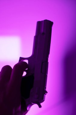 9mm 'lik silah tutan adamın eli polisiye roman kapağı tasarım fotoğrafı..