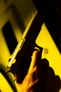 9mm 'lik silah tutan adamın eli polisiye roman kapağı tasarım fotoğrafı..