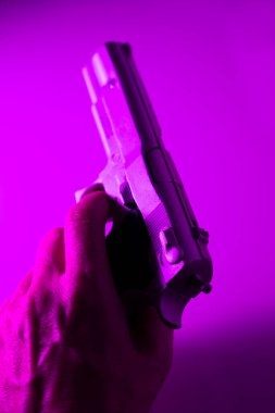 9mm 'lik silah tutan adamın eli polisiye roman kapağı tasarım fotoğrafı..