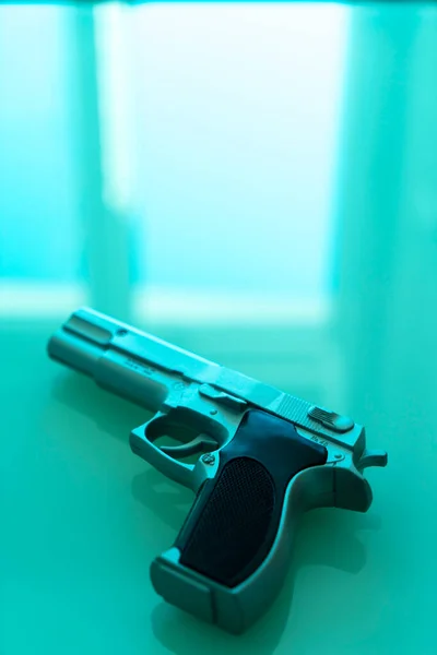 Automatyczne 9Mm Pistolet Pistolet Kryminał Thriller Okładka Książki Projekt Zdjęcie — Zdjęcie stockowe