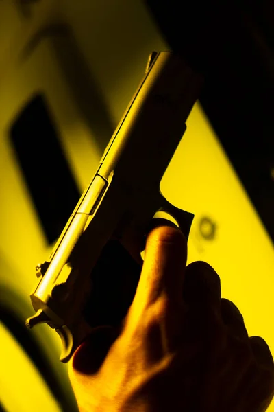 男の手を保持9ミリピストル銃で犯罪スリラーブックカバーデザインの写真 — ストック写真