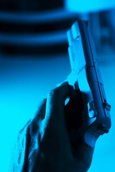 Hand Man Holding 9Mm Pistol Gun Crime Thriller Book Cover — Stock fotografie