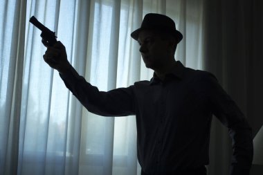 Casus gerilim kitabı kapağı tasarımı. Elinde tabanca tutan adam..