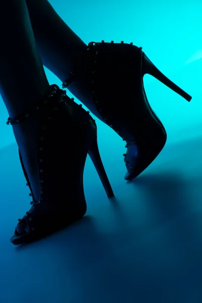 Sexy Junge Tänzerin High Heel Stilettoschuhen Mit Schlanken Langen Beinen — Stockfoto