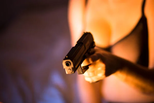 Сексуальный Грудастый Убийца Нижнем Белье Бюстгальтер Пистолетом Автоматический Пистолет — стоковое фото