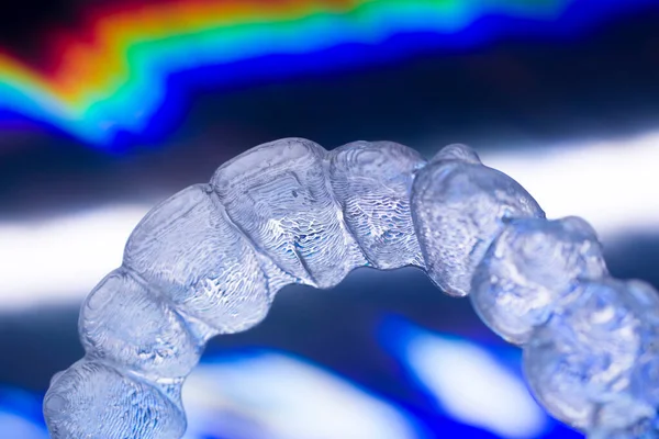 看不见的现代塑料牙修复牙托架牙槽牙槽矫正器 — 图库照片