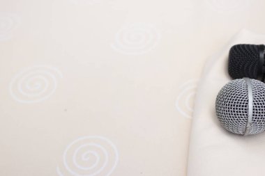 Düğün organizasyonunda mikrofon masada..