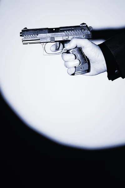 侦探男间谍手持手枪犯罪惊悚书封面设计照片 — 图库照片