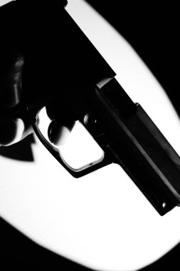 Otomatik 9mm tabanca silahı gerilim kitabı kapağı tasarım fotoğrafı.