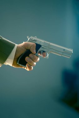 Erkek dedektif casus katil elinde dramatik roman kapağı tasarım fotoğrafı tabancası tutuyor..