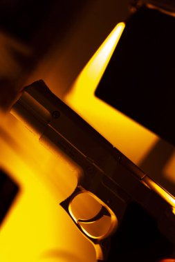 Otomatik 9mm tabanca silahı gerilim kitabı kapağı tasarım fotoğrafı.