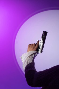 Tabanca tutan bayan casus dedektif..