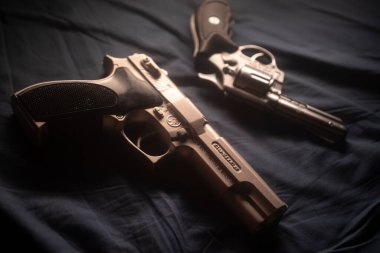 Yatak çarşafında tabanca. Hayat boyu suç gerilim kitabı kapağı tasarımı..