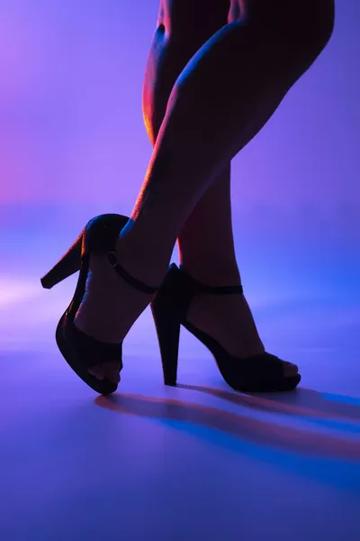 Sexy Kurvige Damenbeine Und Hohe Absatzstiletto Schuhe Disco Dance Lights — Stockfoto