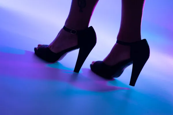 Seksi Kıvrımlı Bayanın Bacakları Yüksek Topuklu Topuklu Ayakkabıları Disko Dans — Stok fotoğraf