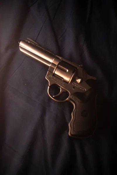 Pistolová Pistole Prostěradle Zátiší Kriminalita Thriller Obal Knihy Design — Stock fotografie