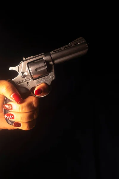 Lady Spion Detektiv Med Målad Röd Spik Lack Håller Pistol — Stockfoto