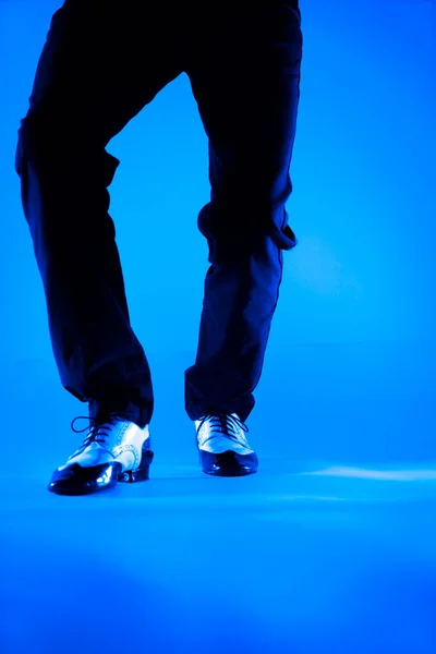 Man Danser Dansen Jazz Latin Ballroom Schoenen Met Effen Kleur — Stockfoto