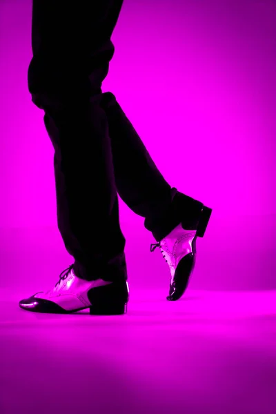 男性ダンサーダンスでジャズラテンボールルームの靴で平らな色の背景 — ストック写真