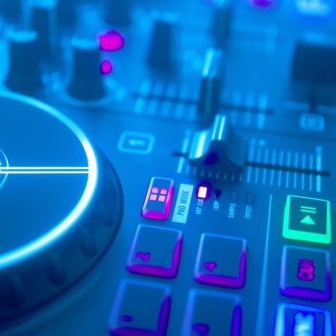DJ masa pikaplarını karıştırıyor gece kulübü disko ışıkları kare albüm kapağı tasarımı.