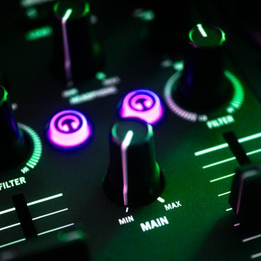 DJ masa pikaplarını karıştırıyor gece kulübü disko ışıkları kare albüm kapağı tasarımı.