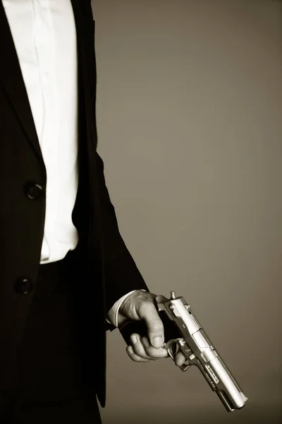レトロな秘密エージェントとともにピストルリボルバー銃手でヴィンテージ犯罪スリラーモックアップカバー写真 — ストック写真