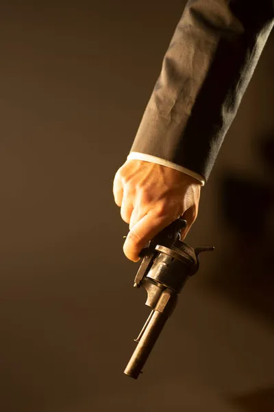 男性探偵スパイキラー保持ピストル銃で劇的な小説の表紙デザインカラー写真 — ストック写真
