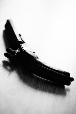 Pistol gun Thriller kitap kapağı tasarım fotoğraf dramatik karanlık ve gece aydınlık.