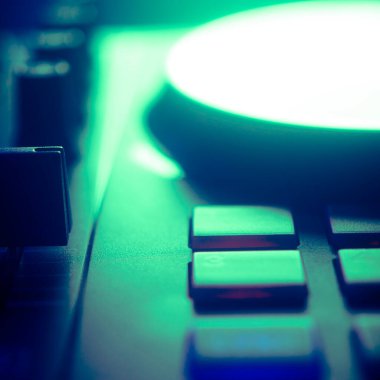DJ masa pikaplarını karıştırıyor gece kulübü disko ışıkları kare albüm kapağı tasarımı.