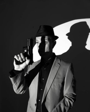 Casus gerilim kitabı kapağı tasarımı. Elinde tabanca tutan adam..