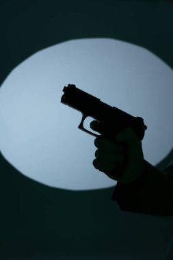 Casus gerilim kitabı kapağı tasarımı. Elinde tabanca tutan adam..