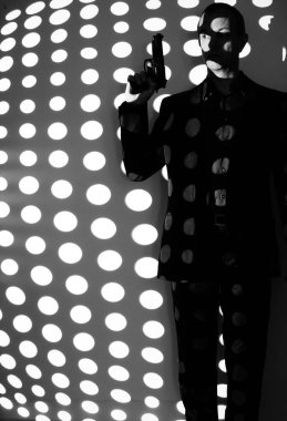 Casus gerilim kitabı kapağı tasarımı. Elinde tabanca tutan adam..