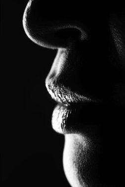 Güzel dudakları olan seksi Latin bayan..