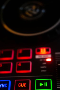 DJ renkli düğün partisi ışıklarıyla masa pikabı karıştırıyor..