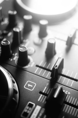 İbiza 'daki gece kulübünün müzik partisinde DJ' in masa siyah beyaz fotoğrafını karıştırması..