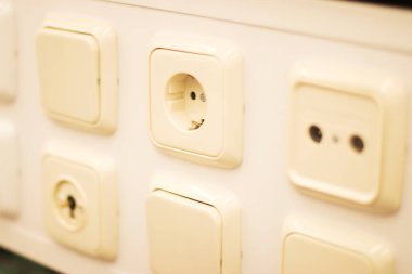 Müşteriler için duvar tanıtım modellerinde satışta olan ürünleri depola ve değiştir