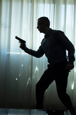 Casus gerilim kitabı kapağı tasarımı. Elinde tabanca tutan adam..
