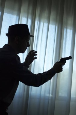 Casus gerilim kitabı kapağı tasarımı. Elinde tabanca tutan adam..