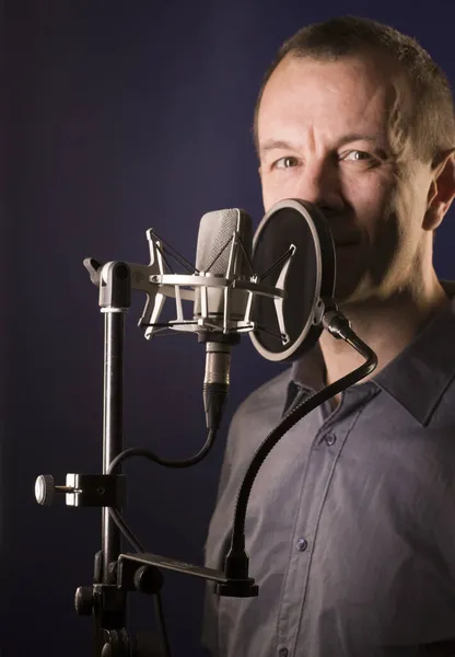 Voiceover Artist Röst Skådespelare Röst Inspelningsstudio Med Larg Membran Mikrofon — Stockfoto