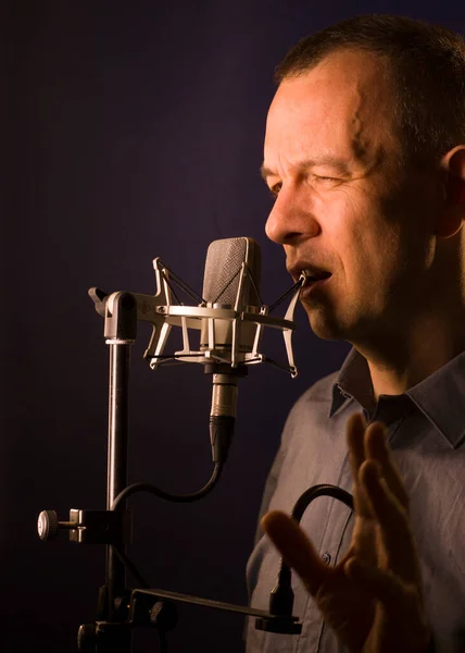 Voiceover Artist Röst Skådespelare Röst Inspelningsstudio Med Larg Membran Mikrofon — Stockfoto