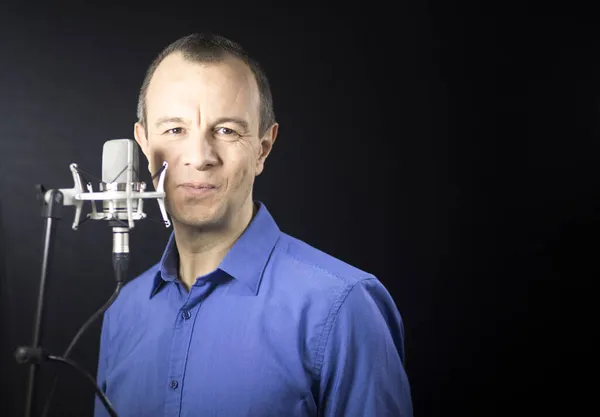 Voiceover Artist Röst Skådespelare Röst Inspelningsstudio Med Larg Membran Mikrofon — Stockfoto