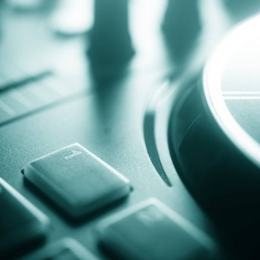 Dj gece kulübü DJ 'i, piknik masaları üzerinde masa başı müziğini karıştırıyor..